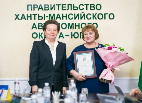 ​Наталья Комарова наградила югорчан накануне праздника Весны и Труда