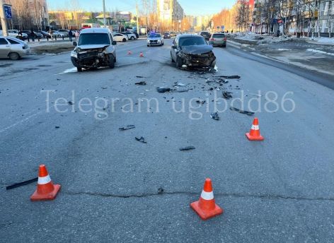 ​В ХМАО столкнулись две легковушки
