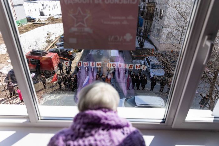 ​В Сургуте провели парады у домов ветеранов в преддверии Дня Победы