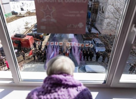 В Сургуте провели парады у домов ветеранов в преддверии Дня Победы