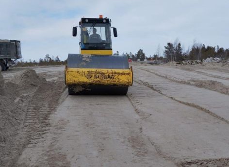 В Сургутском районе ремонтируют ведущую в Когалым трассу