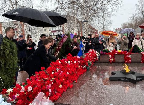 Вечный огонь, «Бессмертный полк» на земле и в небе и сохранение исторической памяти — как День Победы прошел в Югре