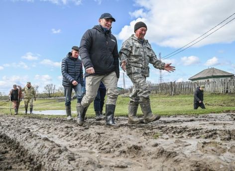 ​Александр Моор лично оценил ситуацию с паводком на Иртыше