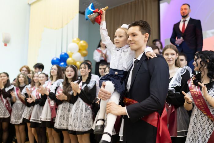 ​Последние звонки для сургутских выпускников отзвенели