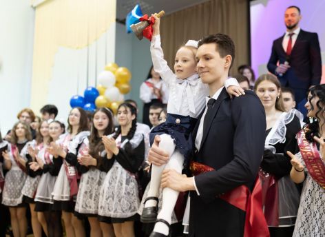 ​Последние звонки для сургутских выпускников отзвенели