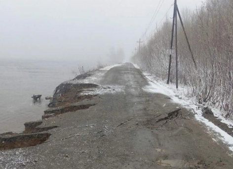​В ХМАО река размывает ведущую в деревню дорогу