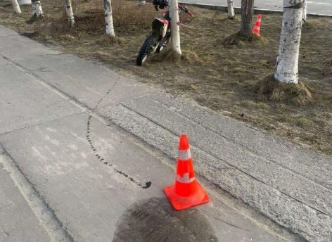 ​Молодой мотоциклист врезался в дерево в ХМАО