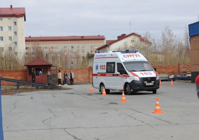 ​В Сургуте девушка выпала из окна многоэтажки и погибла