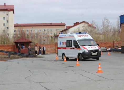 ​В Сургуте девушка выпала из окна многоэтажки и погибла