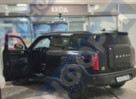 ​В Сургуте иномарка влетела в ТЦ