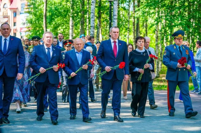 ​Руслан Кухарук принял участие в мероприятиях по случаю Дня памяти и скорби и обратился к югорчанам