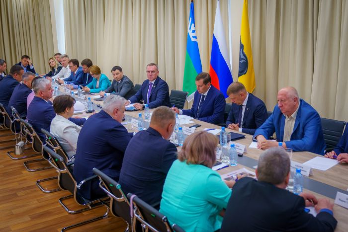 ​Руслан Кухарук обсудил проблемы Нефтеюганска с местным истеблишментом