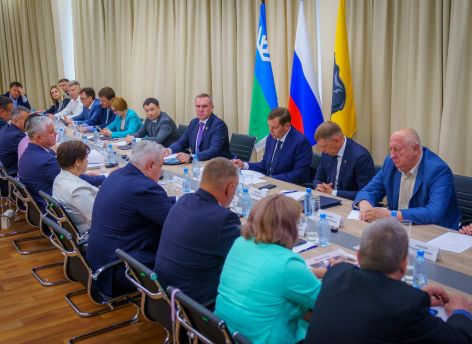 ​Руслан Кухарук обсудил проблемы Нефтеюганска с местным истеблишментом