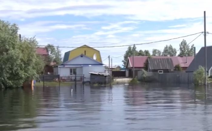 ​В ХМАО прекратился рост уровня воды в Оби, но дома продолжает топить