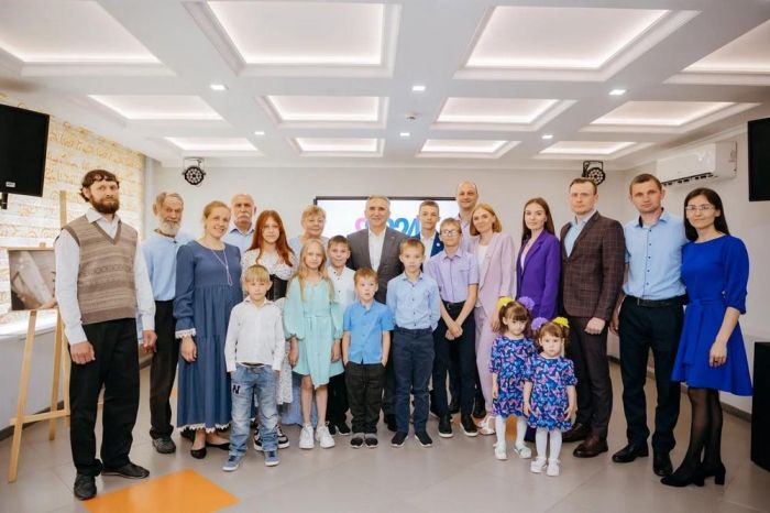 ​Александр Моор встретился с победителями конкурса «Семья года»