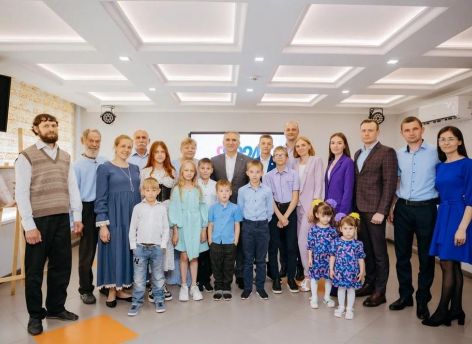 ​Александр Моор встретился с победителями конкурса «Семья года»
