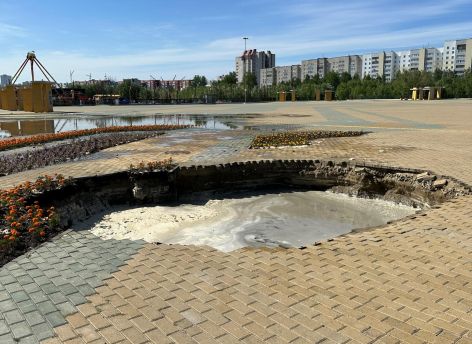 ​Огромная яма с водой: на центральной площади Сургута провалился грунт