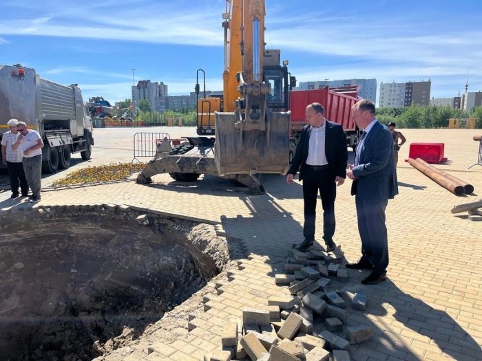 ​Глава Сургута назвал причину провала грунта на центральной площади