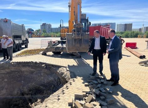 ​Глава Сургута назвал причину провала грунта на центральной площади