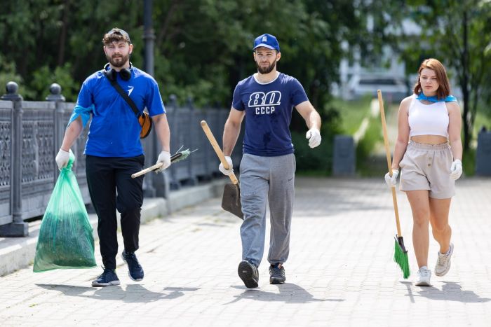 ​В Сургуте прошел субботник по благоустройству и очистке территорий