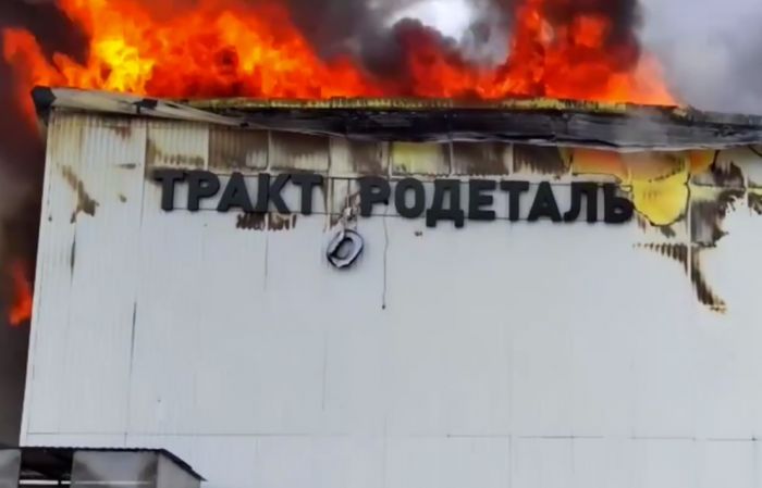 ​В Нижневартовске загорелся ангар с техникой