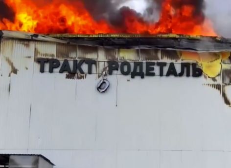В Нижневартовске загорелся ангар с техникой