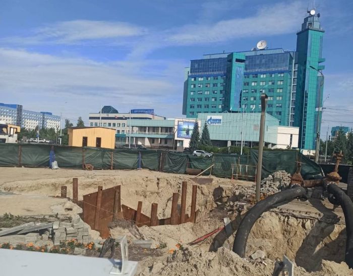 Яму на Центральной площади Сургута устранят ближе к осени 