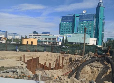 Яму на Центральной площади Сургута устранят ближе к осени 