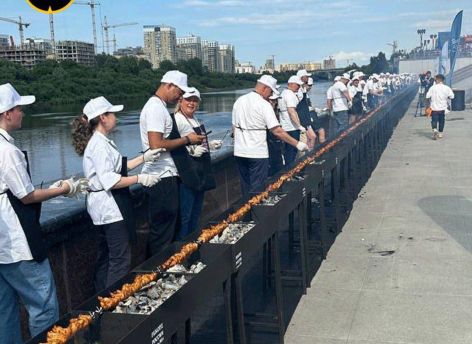 ​В Тюмени пожарили рекордно длинный шашлык