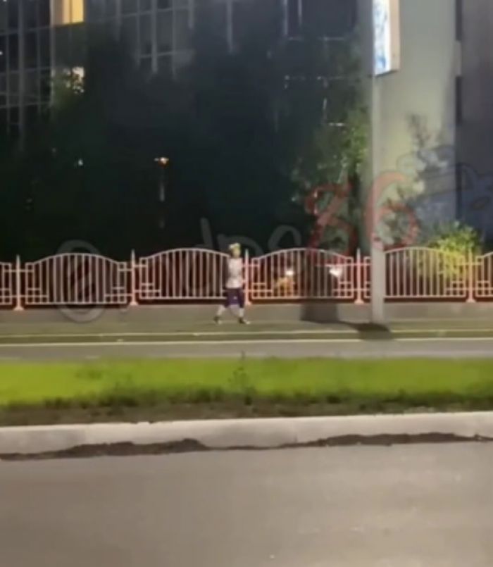 ​Девочка-подросток угрожала ножами прохожим в Сургуте