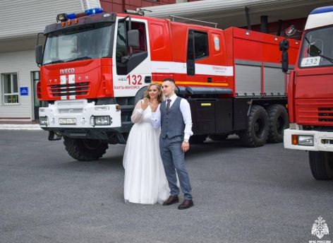 ​Пламенная любовь: спасатель Югры обвенчался в пожарной части