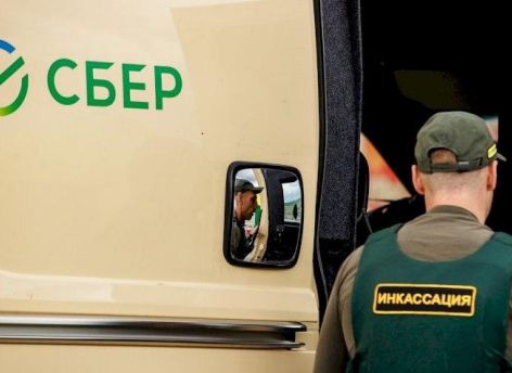 ​Доставляют деньги на вертолетах и катерах, заменяют кассиров: Сбер рассказал о службе инкассации на Урале