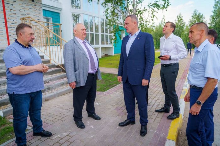 ​Руслану Кухаруку показали новые дома и социальные объекты в Сургутском районе