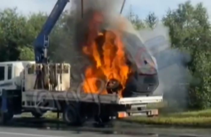 ​В Сургуте электромобиль BMW загорелся на эвакуаторе