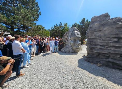 ​На плато Ай-Петри установили арт-объект — подарок Крыму от Урала