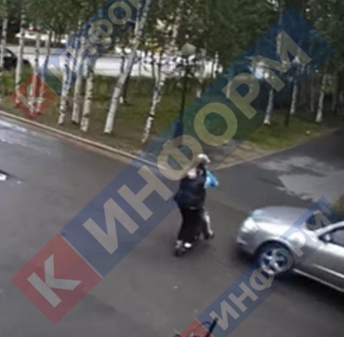 ​В Сургуте под колеса автомобиля попали двое детей на одном электросамокате