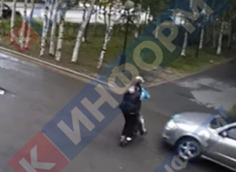 ​В Сургуте под колеса автомобиля попали двое детей на одном электросамокате