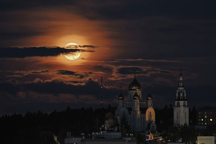 Суперлуние поразило югорчан // ФОТОФАКТ  