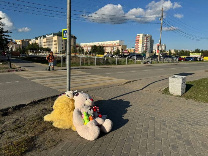 ​«Спи спокойно, малыш»: жители Нефтеюганска несут цветы и игрушки к месту гибели восьмилетнего мальчика