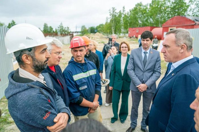 ​Руслан Кухарук взял на контроль затягивающееся строительство больницы в Приобье
