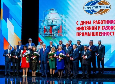 ​Руслан Кухарук и Максим Слепов поздравили сотрудников «Сургутнефтегаз» и «Газпром трансгаз Сургут»
