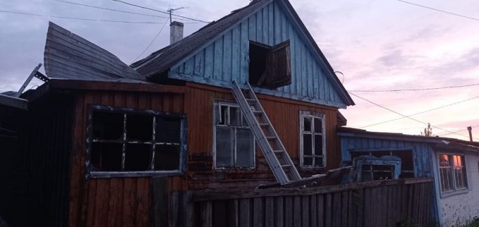 ​Огнеборцы ХМАО потушили крупное возгорание бани и жилого дома