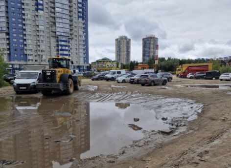 ​Депутат Думы Сургута проверил строительство парковки возле поликлиники №4 