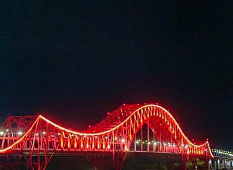 ​Югорчане могут оценить новую подсветку моста «Красный дракон»