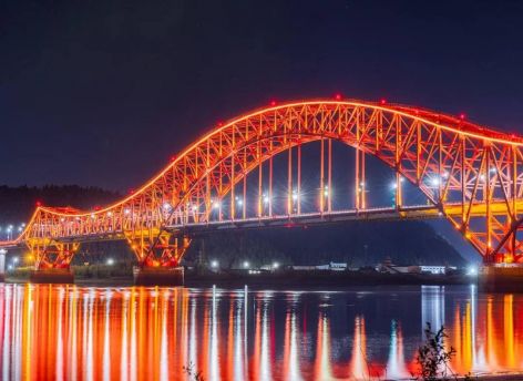 ​Мэр Ханты-Мансийска оценил подсветку моста «Красный дракон»