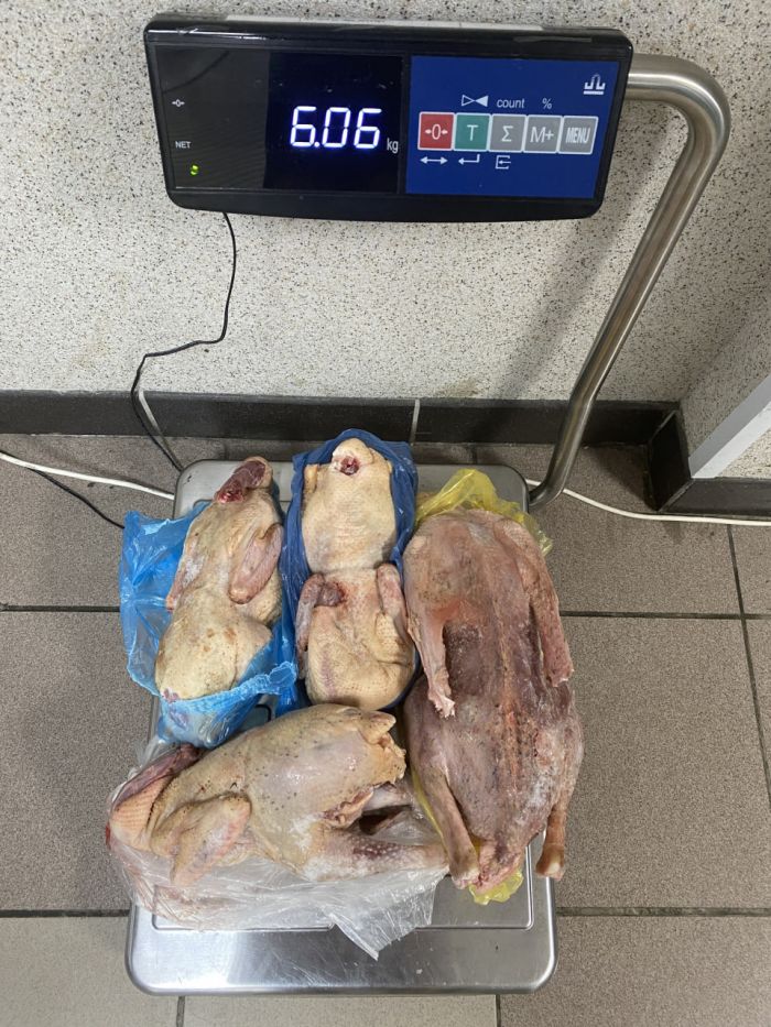 ​В аэропорту Сургута у мигрантов изъяли нелегальные продукты