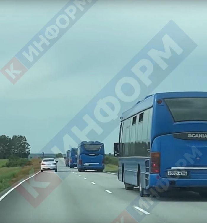 ​Легендарные синие автобусы уехали из Сургута к новым владельцам