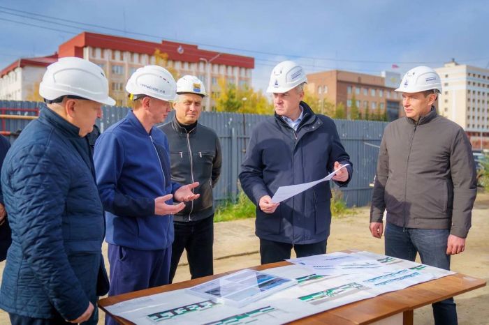 Руслан Кухарук проверил строительство новых спортивных объектов в Сургуте