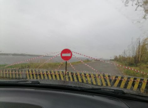 ​После смертельного ДТП на обрыве реки в Мегионе перекрыли дорогу