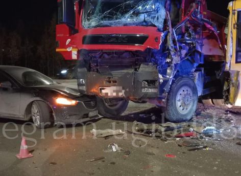 В ХМАО случилось ДТП с автобусом, «МАНом» и легковушкой